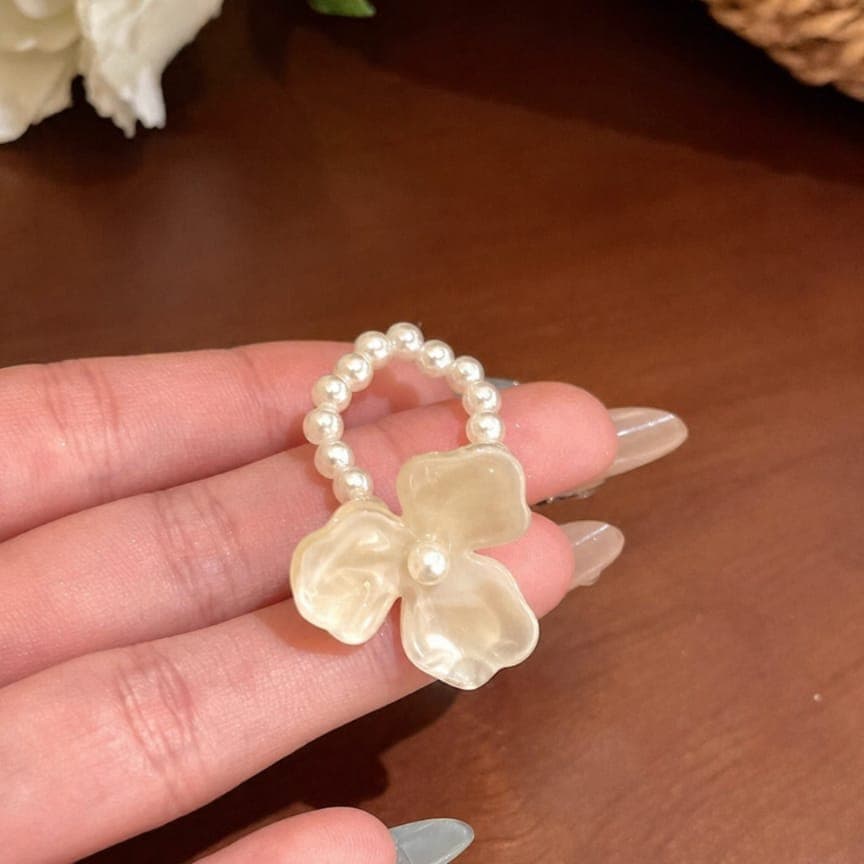 Elegant Floral White Ring for Stylish Occasions — image 1