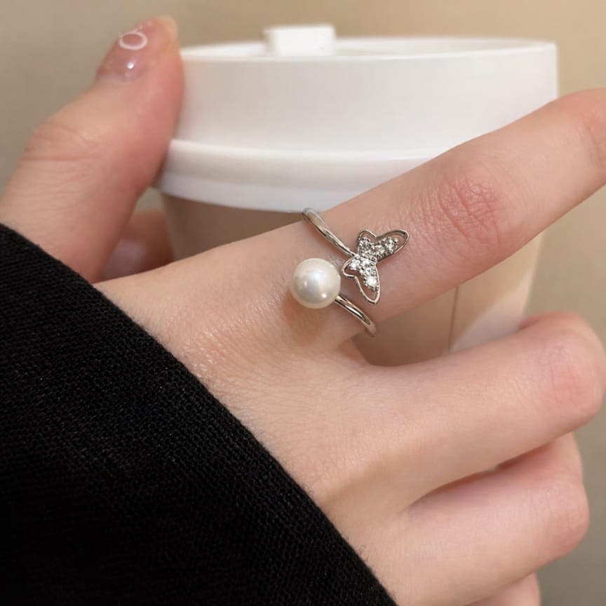 Stylish Minimalistic Butterfly Ring for Elegant Fashion — image 1